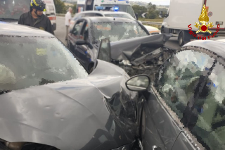 Tolentino - Scontro tra tre auto, conducente liberato dalle lamiere